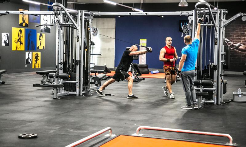 Korzyści łączenia crossfitu z siłownią