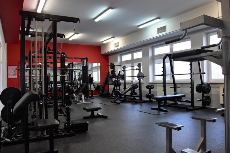 Kiedy najlepiej zacząć chodzić na siłownię? Oto kluczowe wskazówki