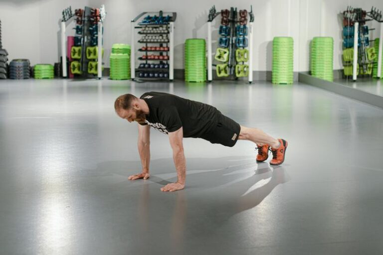 Odkryj, na jakie mięśnie mają wpływ pompki i jak je efektywnie trenować