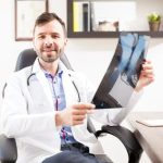 Do jakiego lekarza zgłosić się przy bólach mięśni nóg?