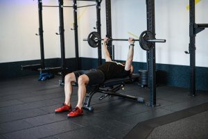 Odkryj, jakie mięśnie pracują przy wyciskaniu sztangi dla maksymalnych efektów treningowych