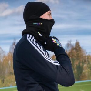 Stylowe sposoby na to, jak nosić komin sportowy w każdą pogodę