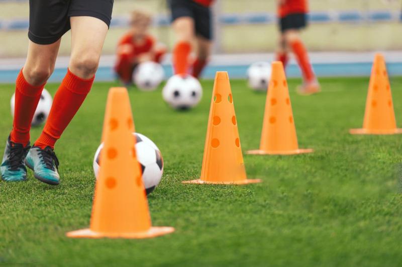 Trening piłkarski dla młodych