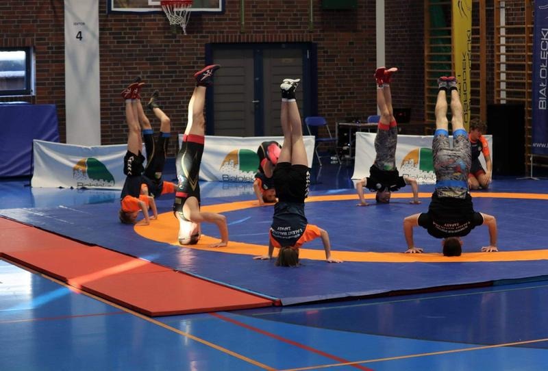 Czy warto zdecydować się na szkołę sportową? Odkryj korzyści i wyzwania!