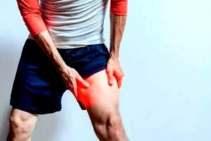Jak skutecznie radzić sobie z naciągniętym mięśniem uda? Praktyczne porady i rehabilitacja