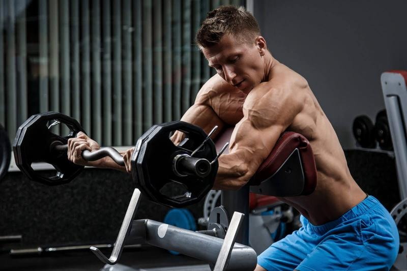 Efektywne sposoby na to, jak ćwiczyć biceps w domu z hantlami